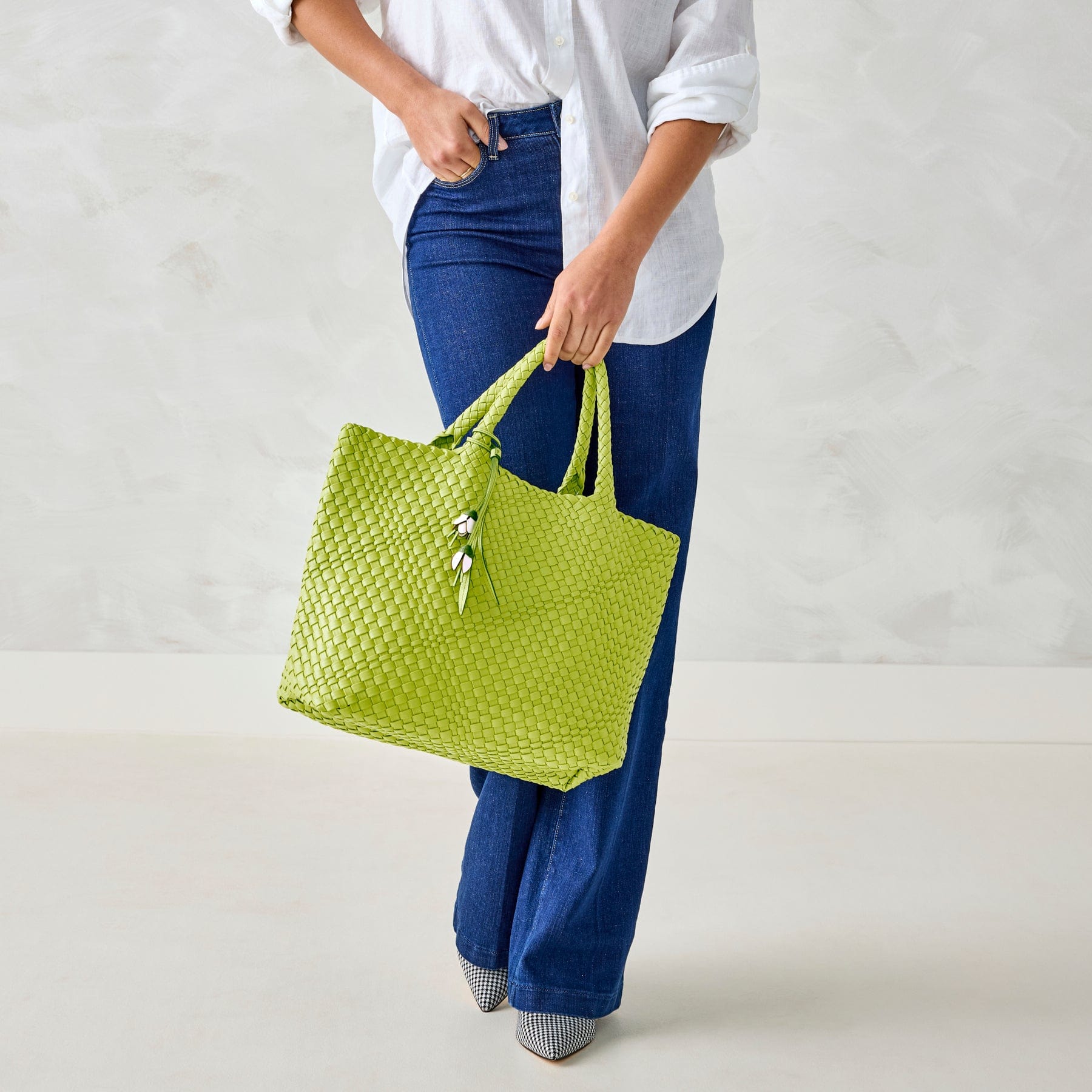 Small Hathaway Tote Bag Spinach Green in Woven faux leather - Image 2